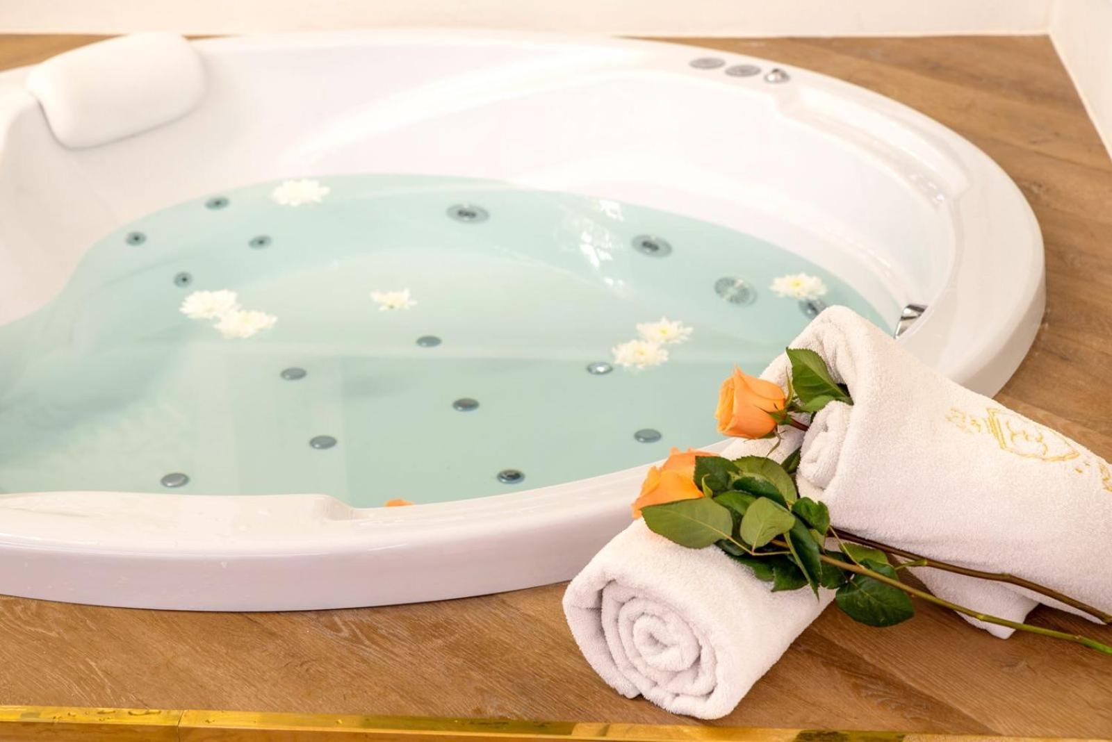 Jacuzzi Royal Suite Budapest Bagian luar foto