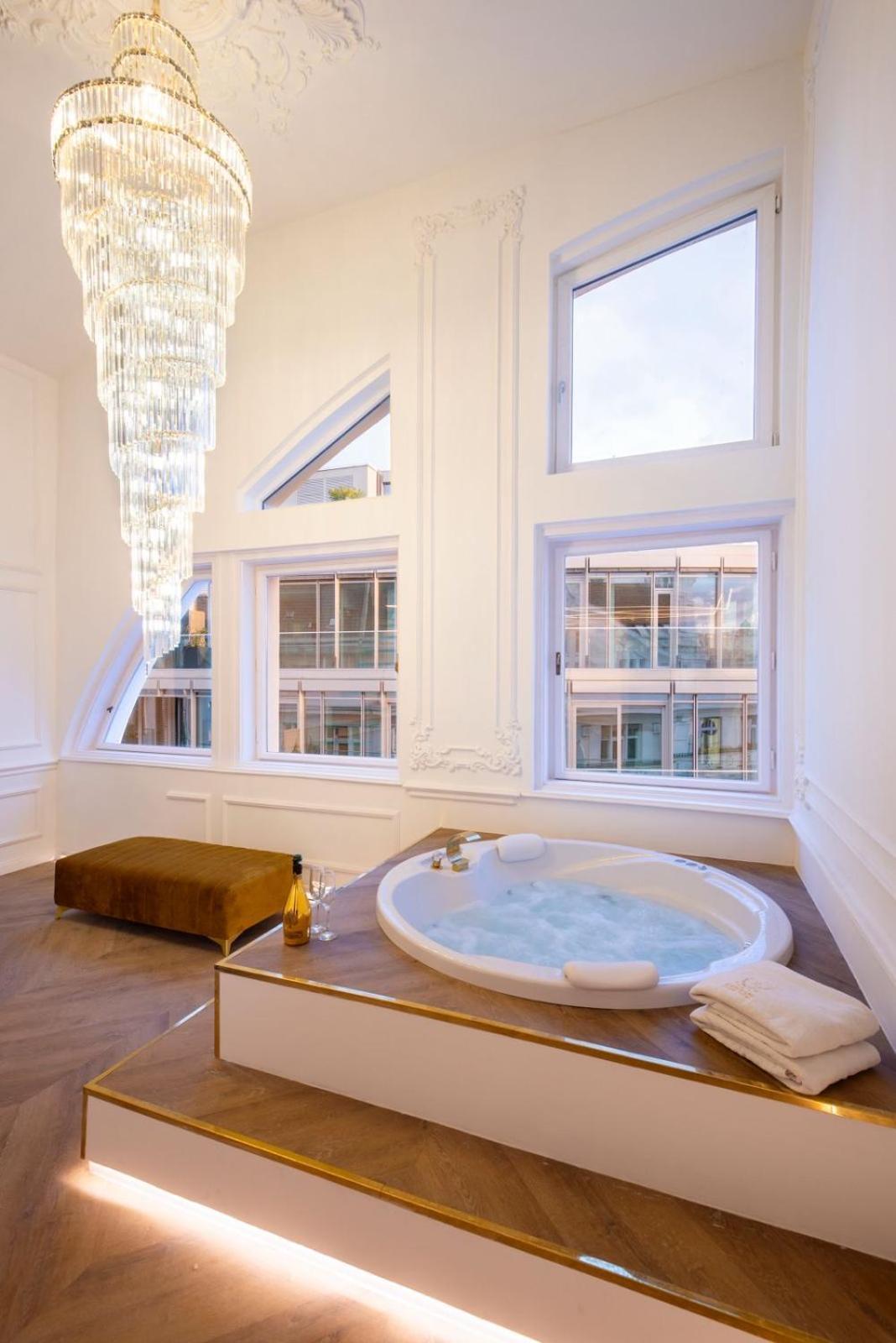 Jacuzzi Royal Suite Budapest Bagian luar foto