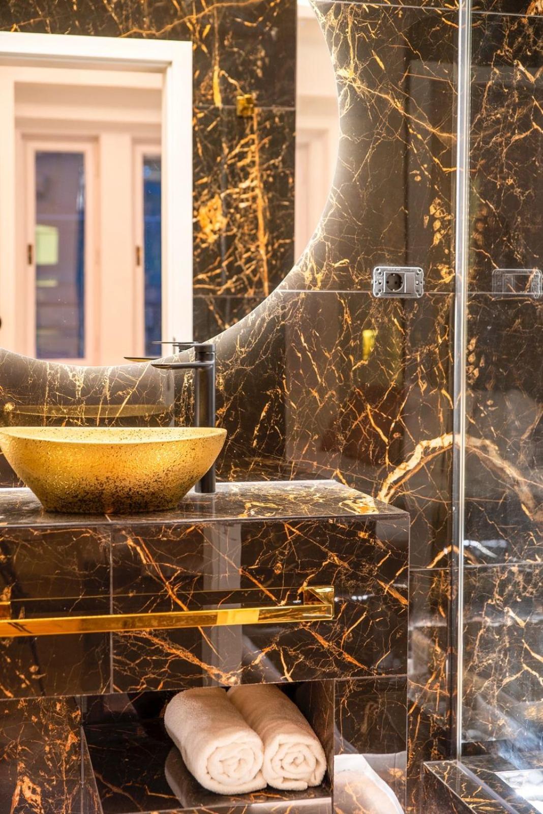 Jacuzzi Royal Suite Budapest Bagian luar foto